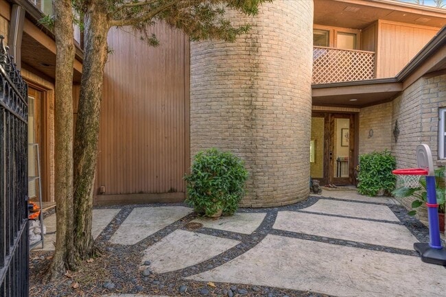 Building Photo - 201 Vanderpool Ln