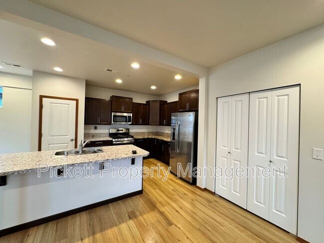 Building Photo - 2402 Seringa Ave