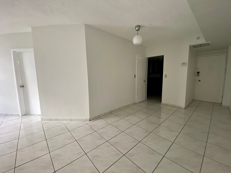 Building Photo - 999 Brickell Bay Dr