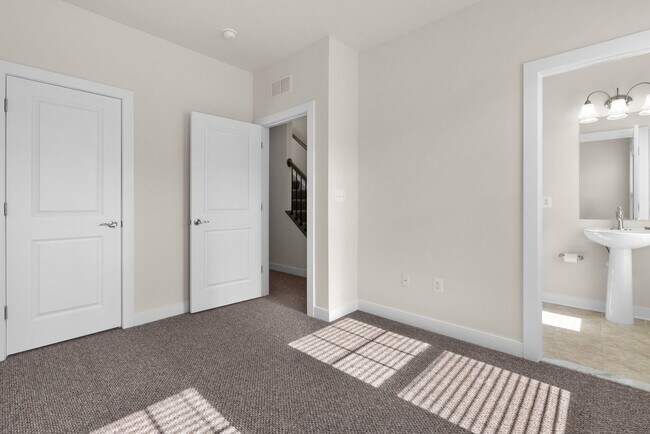 Building Photo - 3 Bed 4.5 Bath - Downtown Crown Townhouse ...