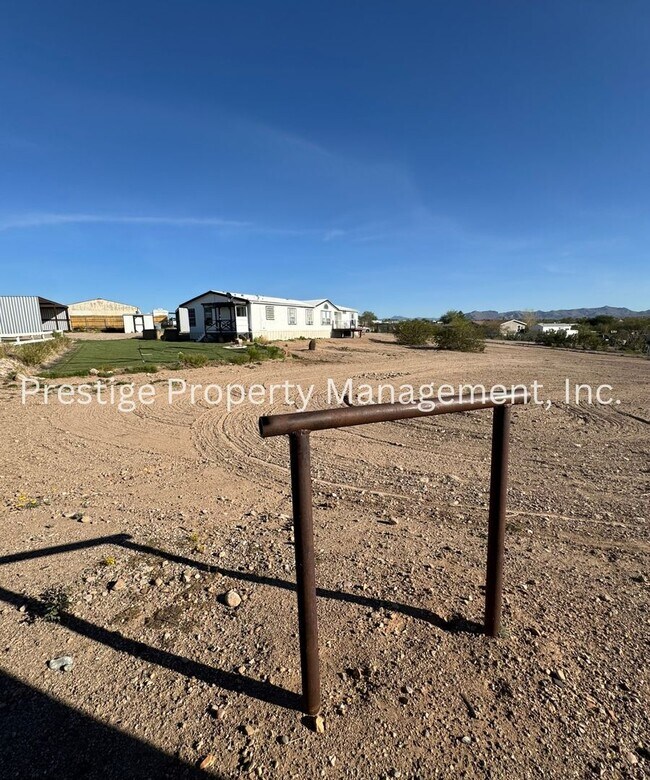 Building Photo - This 4/2 Vail Manufactured Home Is On A 1 Acre Lot!!!