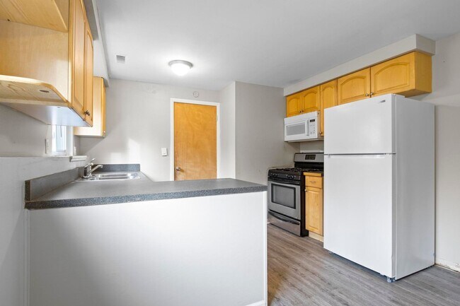 Building Photo - Hardwood Floors- Large Space - Garage