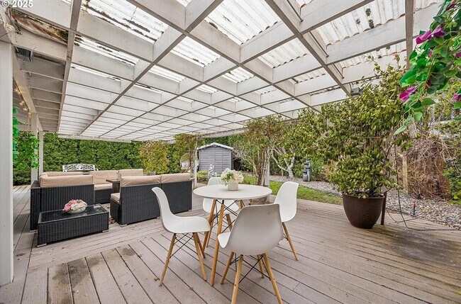 Building Photo - Modern Charm Meets Comfort – Spacious 3-Be...