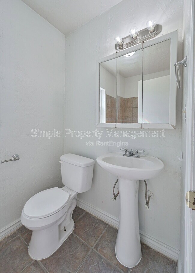 Building Photo - 713 SW 25th St