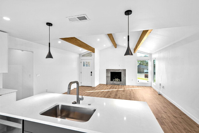 Building Photo - Gorgeous New Remodel with a Bright and Open Floorplan