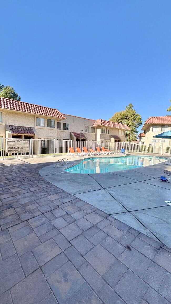 Building Photo - 2 Bedrooms Townhome Availble For Rent in Indio