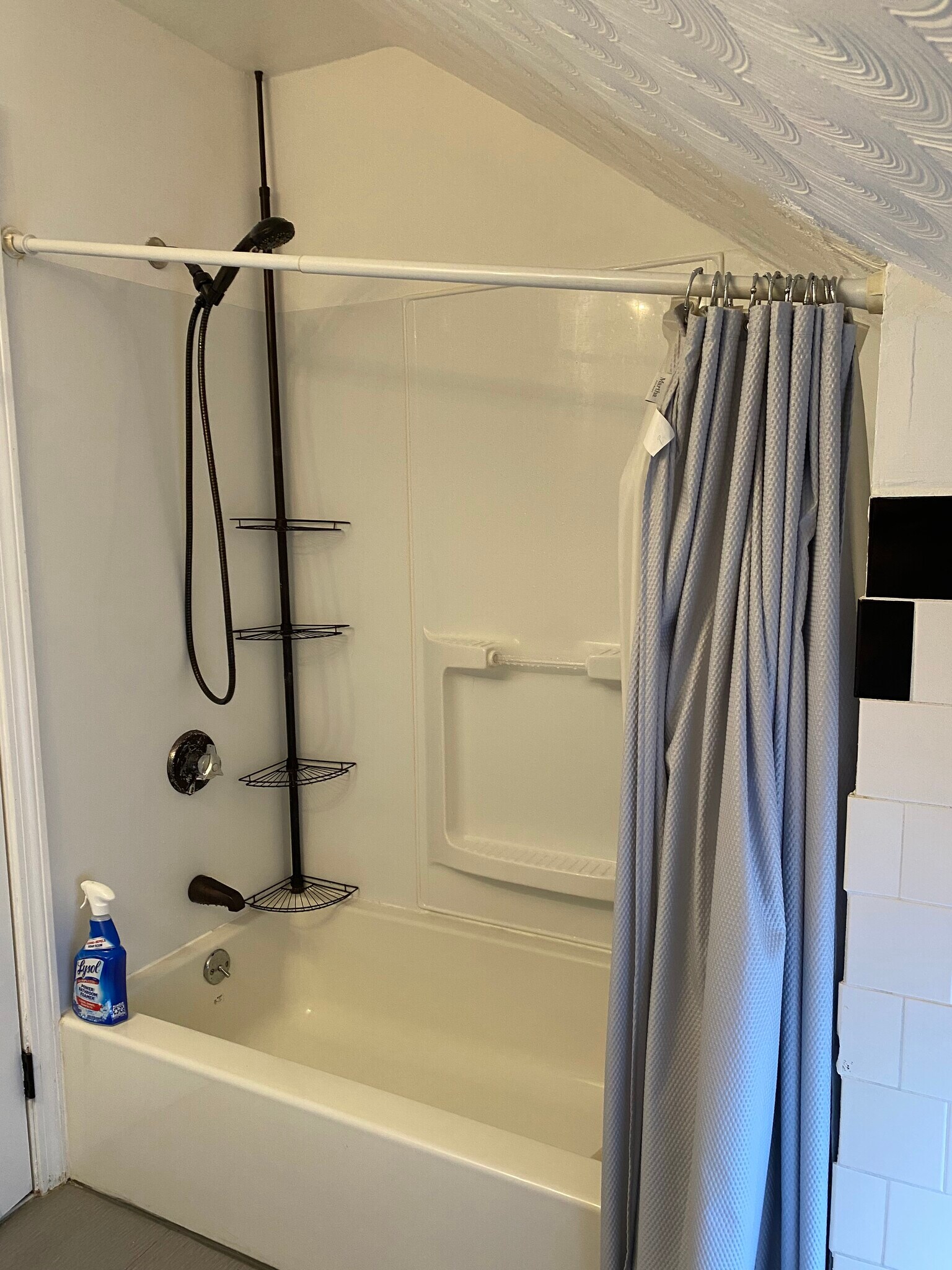 Bathroom - 198 Tecumseh St