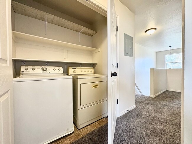 Building Photo - Modern 2 Bed Townhome | Garage, Views & Easy I-15 Access!