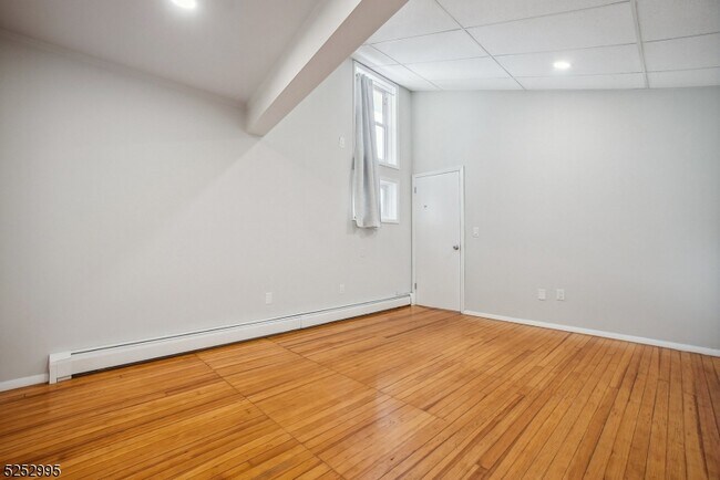 Building Photo - 180 Maplewood Ave