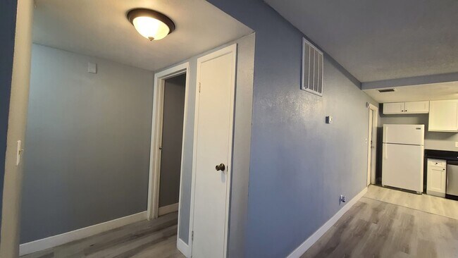 Building Photo - 2 Bedroom 2 Bathroom Downstairs condo