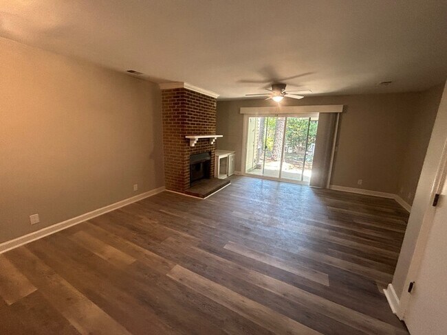 Building Photo - 240 Jamil Rd