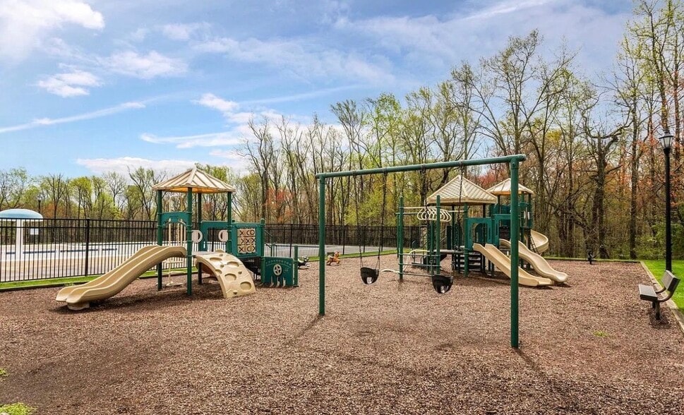 Building Photo - 1460 Pangbourne Way