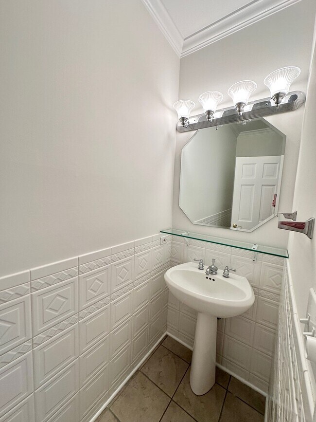 Building Photo - 224 Charlotte Pl