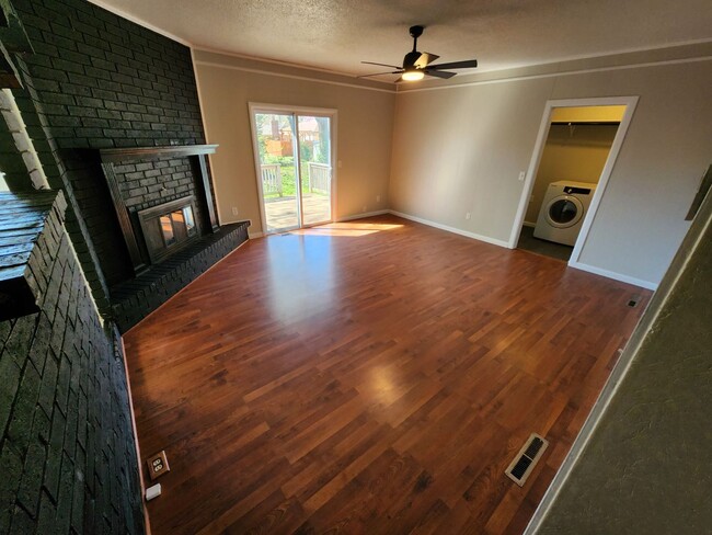 Building Photo - Spacious 3-Bedroom, 1.5-Bathroom Home AVAI...