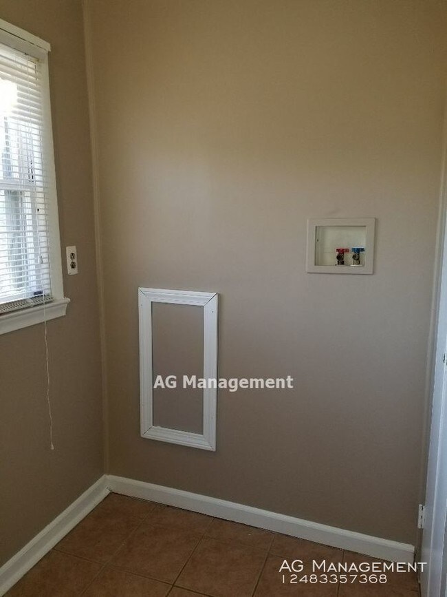 Building Photo - 22 Elwood St. - Pontiac 3Bed/1Bath