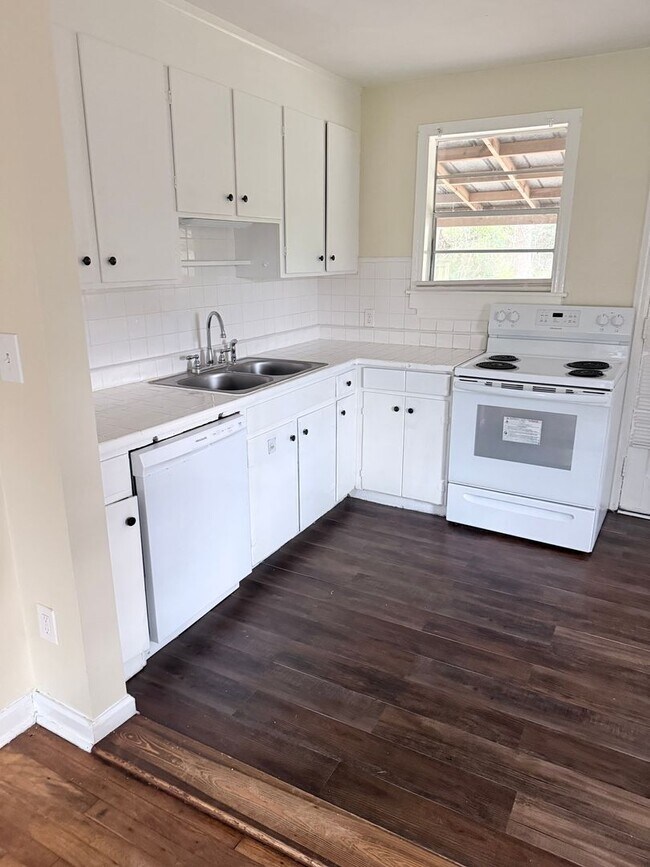 Building Photo - Derenne Dr Rental