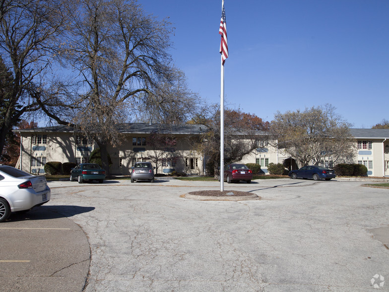 Building Photo - Beverly Manor Apartments