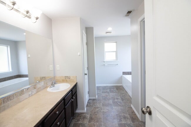 Building Photo - A BEND HOME FOR PEOPLE AND PETS!