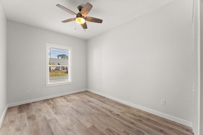 Building Photo - 2566 Oak St