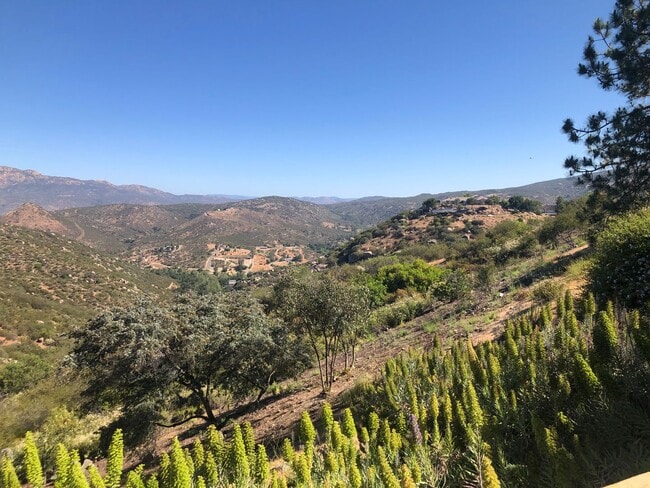 Building Photo - Charming 3 bdrm Crown Hills Home with Spectacular Views