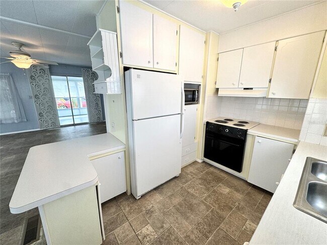 Building Photo - 410 49th Ave Terrace W