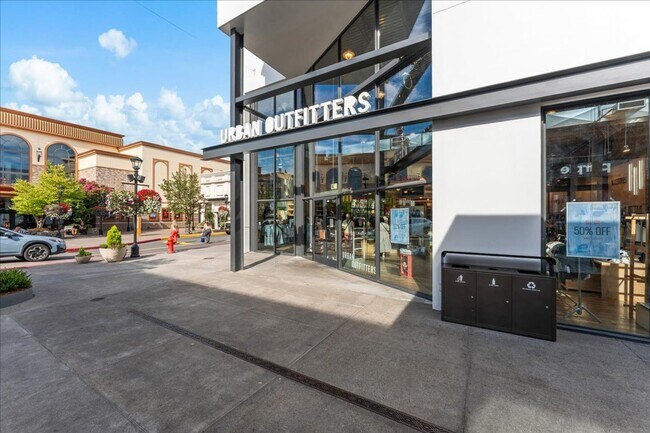 Building Photo - $500 off 1st month! Renovated 4-bdrm, 2-ba...