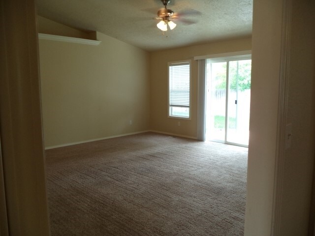 Building Photo - 814 W Oakmont Avenue