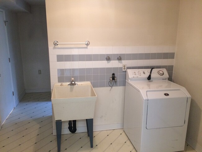 Building Photo - Large Lot With Tons of Privacy