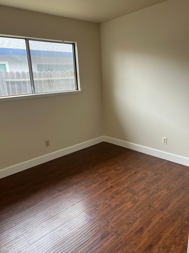Building Photo - MARCH MOVE IN SPECIAL!! UPDATED 3 BEDROOM DUPLEX IN SACRAMENTO!