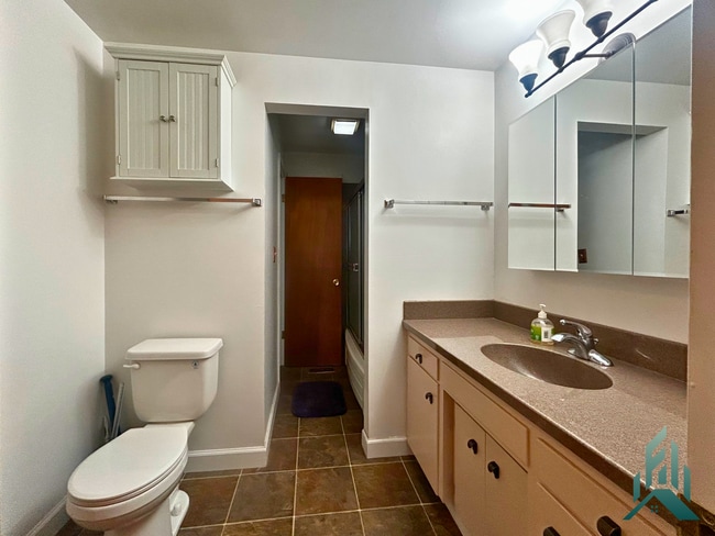 Building Photo - Amazing 3-bedroom, 1.5-bathroom Single-family Home