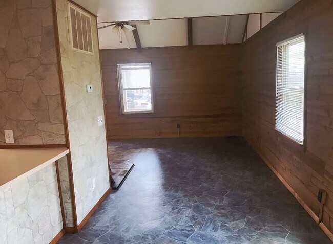 Building Photo - 512 Log Cabin