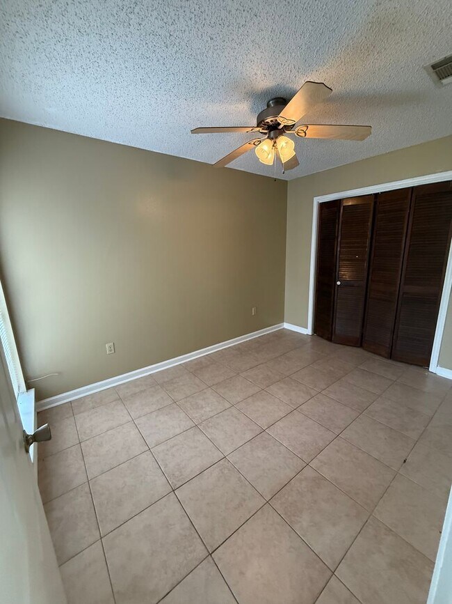Building Photo - 1126-1128 Willow Creek Dr