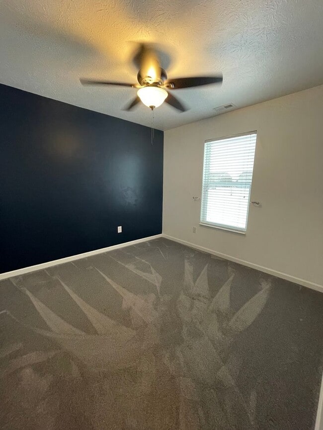 Building Photo - Gorgeous Three Bedroom Single-Family Home