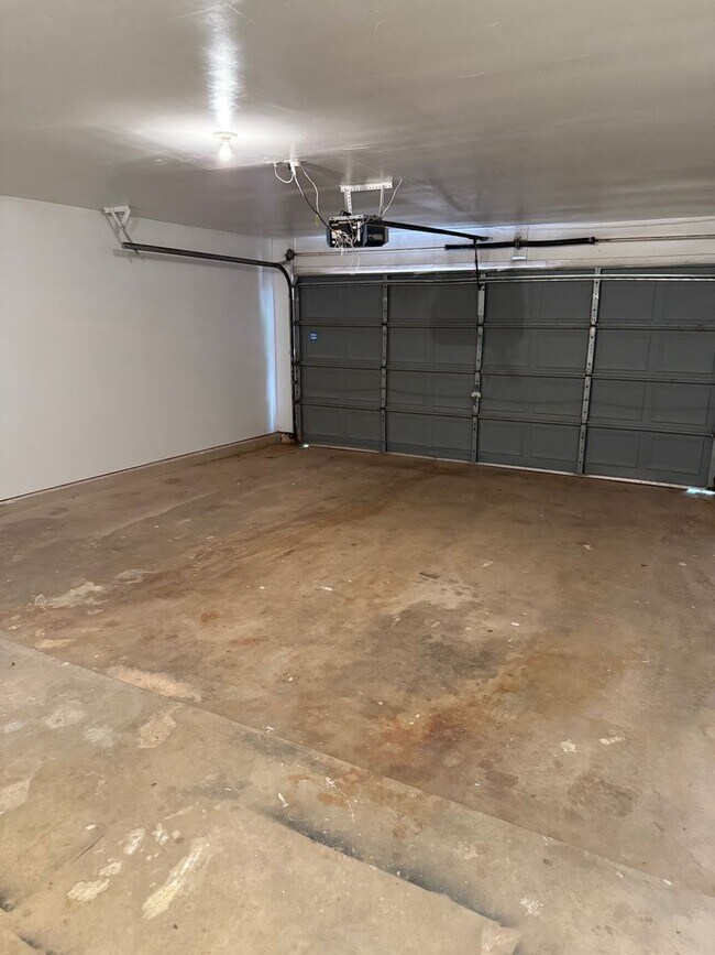 Building Photo - Updated 3-2-2 in Northwest Lubbock Near TC...