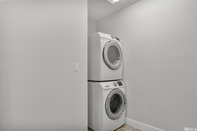 Building Photo - 3400 Southampton Dr