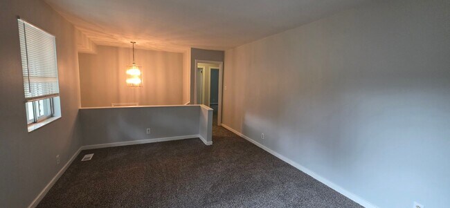 Building Photo - Large Family Home - Move In Ready!