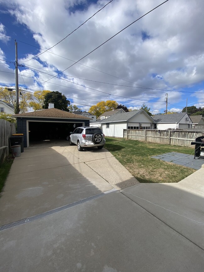 Detached Garage - 337 N 70th St