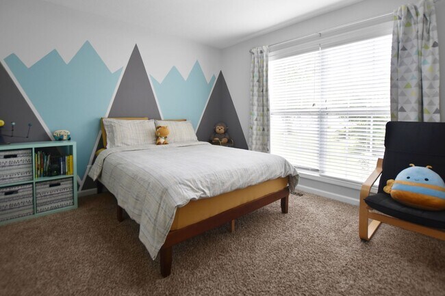 Building Photo - Three Bedroom with Bonus!