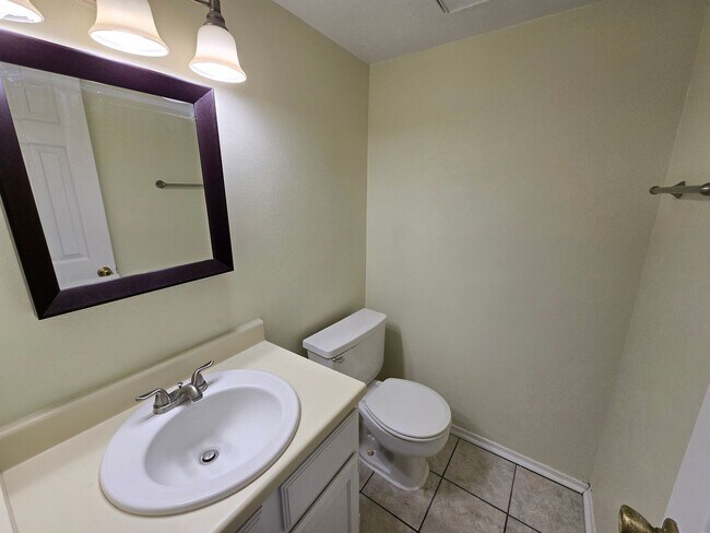 Building Photo - College Station -2 bedroom/ 2.5 bath - 2 story condo -Complex has a Pool.