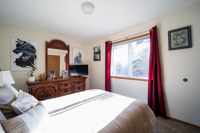 Building Photo - 3797 Vale Dr