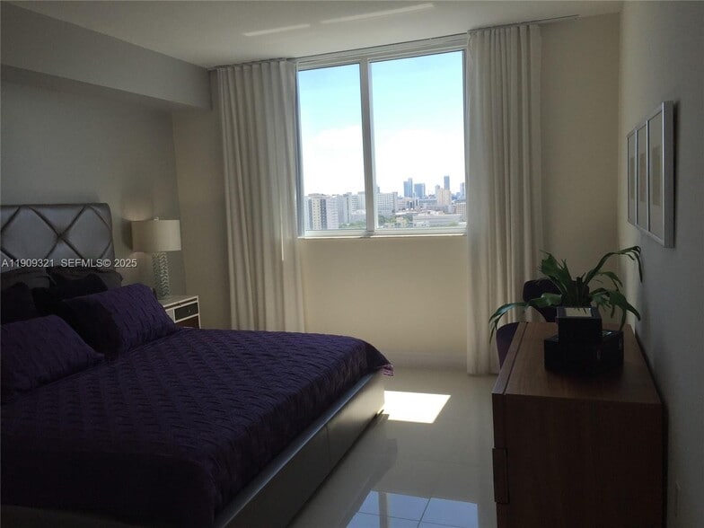 Building Photo - 1861 NW South River Dr