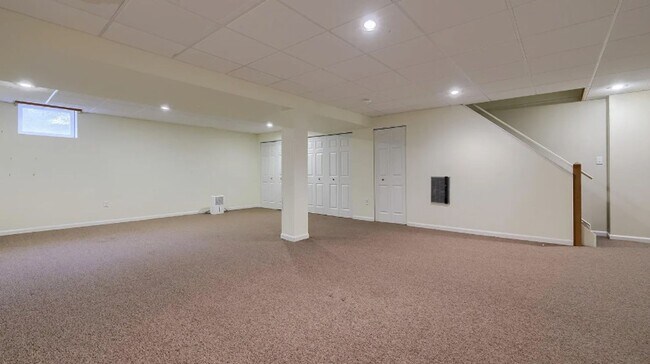 Building Photo - Updated Townhome available now!