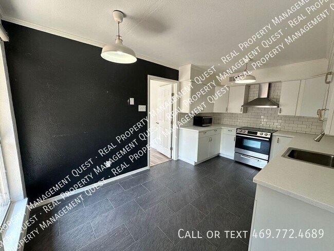 Building Photo - 10552 High Hollows Dr