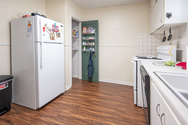 Kitchen - 2123 W Sherwood Ave