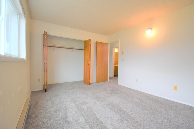 Building Photo - Great 2 bedroom one bath apartment. Close to MSU.
