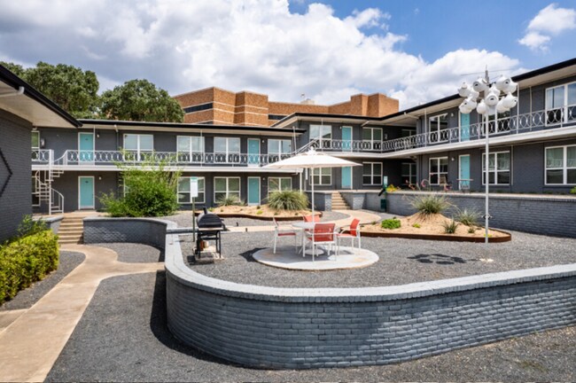 Interior Photo - River Oaks