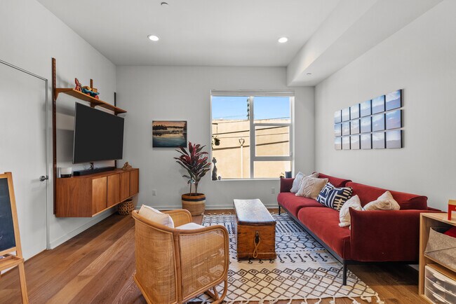 Building Photo - 4831 Craner Ave