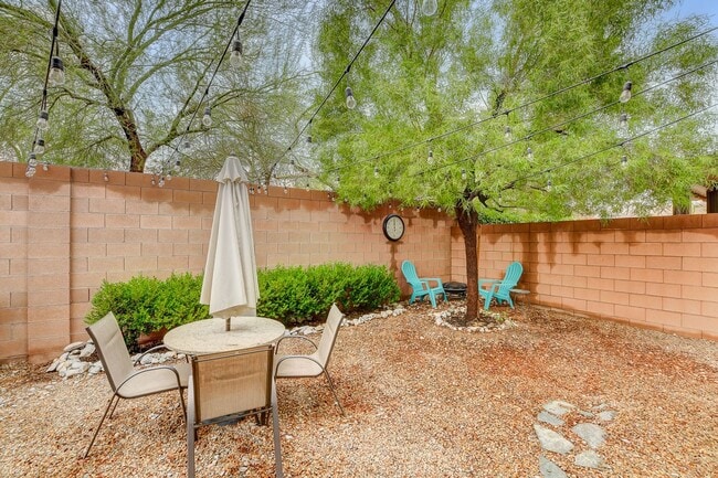 Building Photo - Beautiful 3 Bedroom in Gated Community!