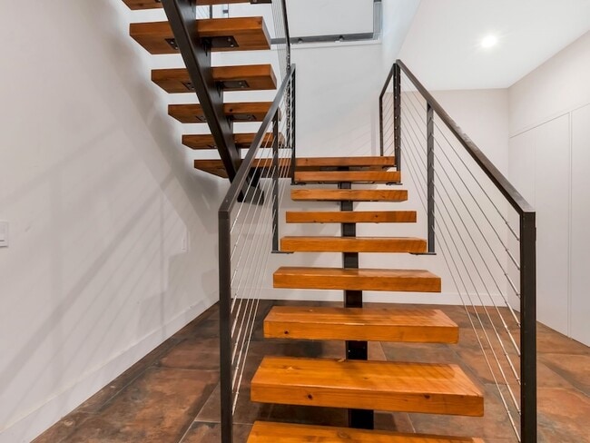 Building Photo - 8635 San Leandro Dr