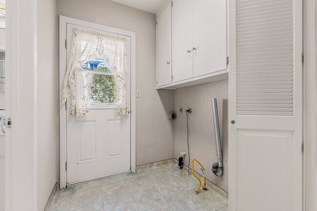 Building Photo - 4020 Vía Picaposte